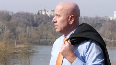 İşadamı dışında Şehir Parkı adam oda ofis rahatlatıcı rahat seyir.