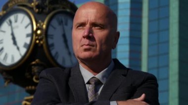 Ciddi ve kendinden emin bir işadamı bekle sokak ortasında bir iş toplantısı