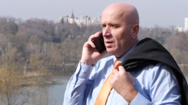 İş konuşmayı mobil gülümseyen müdürüne söz işadamı meşgul.