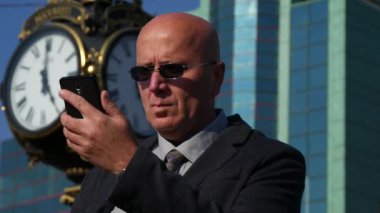 Geç toplantı endişeli işadamı ile hareket eden ve el izle kontrol güneş gözlüğü