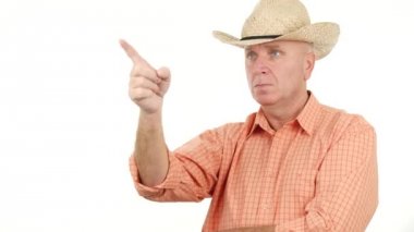 Çiftçi adamın parmak başparmak yukarıya işadamı el hareketleri ile şapka işaret giydiğini.