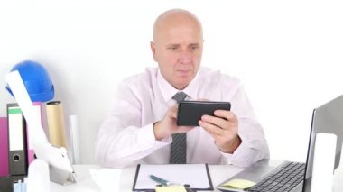 Mühendisi işadamı bir fincan kahve içmek ve Tablet bağlantıyı kullan.