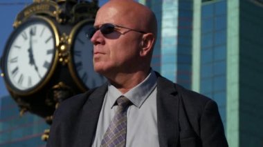 Ciddi kişi kara güneş gözlüklü yakın sokak etkinliği denetleme