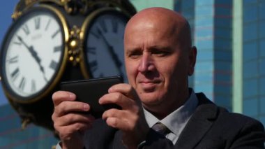 İşadamı gülümseyen mutlu gönderme ve cep telefonu kullanarak e-posta alma