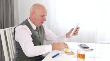 İşadamı yemek restoran ve kullanım Tablet iyi haber okuma.