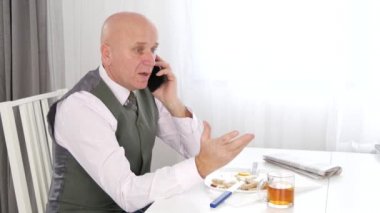 Mobil ve mutlu gülümseyerek Restoran Talk'ta prezentabl işadamı.