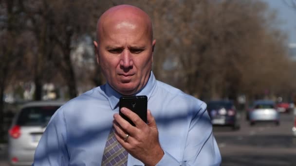 Uomo Affari Mobile Parlare Cattive Notizie Atteggiamento Deluso Gesto Nervoso — Video Stock