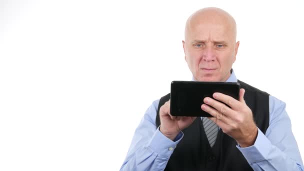 Απογοητευμένος Επιχειρηματίας Κάνουν Απελπισμένη Χειρονομιών Ανάγνωση Ηλεκτρονικού Ταχυδρομείου Tablet — Αρχείο Βίντεο