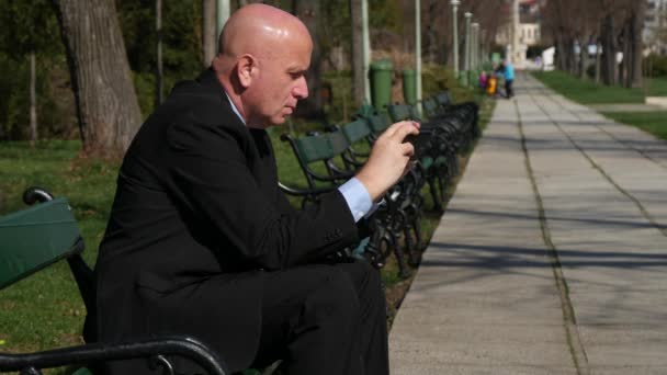 Ontspannen Zakenman Zoek Mobiel Internettoepassing Lezen Van Nieuwe Berichten — Stockvideo