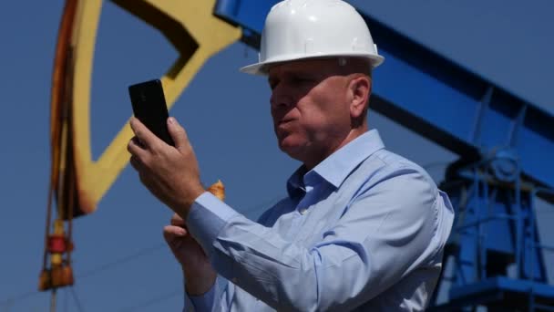 Engenheiro Indústria Petróleo Inspecionando Comendo Lanche Durante Leitura Mensagens Telefônicas — Vídeo de Stock