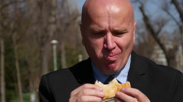 Głodny Biznesmen Ulicy Jedzenie Zagłodzony Cieszyć Się Szczęśliwy Smaczną Przekąskę — Wideo stockowe