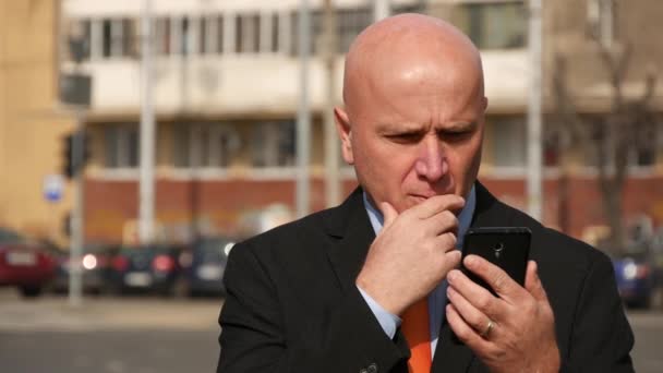 Ernstige Zakenman Met Behulp Van Mobiele Texting Verzenden Van Een — Stockvideo