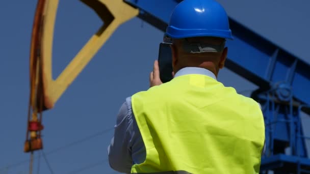 Technischer Leiter Ölpumpeninspektor Macht Fotos Und Videobilder Mit Dem Handy — Stockvideo