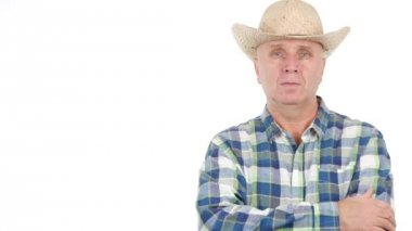 Motive ve kendine güvenen çiftçi gösteren ciddi başparmak yukarıya jest zafer işareti.