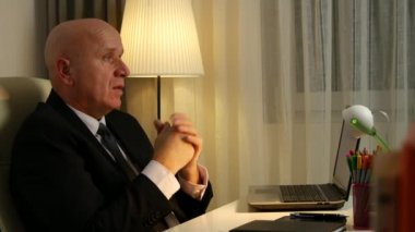 Satış Sözleşmesi avantajları ve konular hakkında konuşmak oda ofis işadamı.