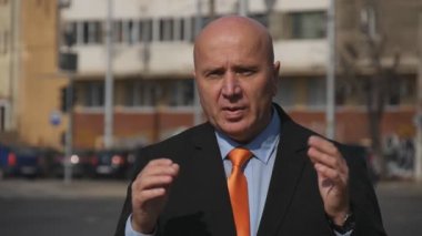 Yavaş hareket gazeteci röportaj işadamı Tv ekonomik tartışmalarına söz ile.