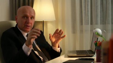 İşadamı açıklamalar siyasi tartışma Tv kamera basın röportaj önünde.