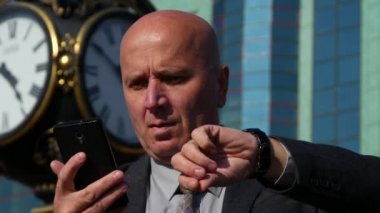 Geç işadamı cep telefonu onay el izlemek için toplantı için arıyorsunuz