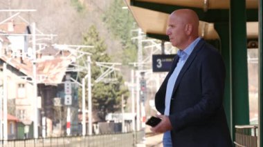 Satıcı ayağa tren istasyonunda bekleyen iş ortağı toplantıya geliyor