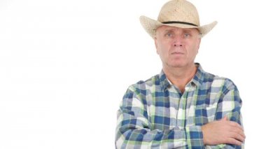 Kendine güvenen çiftçi selam şapka el jest tarım kovboy işadamı ile.