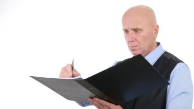 Kendine güvenen işadamı okumak ve Not almak bir iş dosyası belgelerinde.