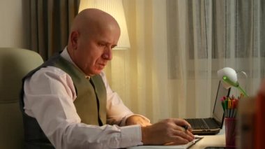 Mali işadamı muhasebe ofis yazma gündemi ve bilgisayar ile çalışma.