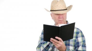 Kendine güvenen çiftçi ciddi adam okuma gündem kafa jest kabul.