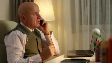 Mobil kullanarak yaptığı Office Oda konuşma odaklı işadamı sözleşmeleri müzakere.