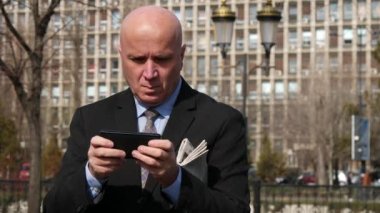 İşadamı mesaj e-posta okuma mobil ileti hayal kırıklığına arıyorsunuz.