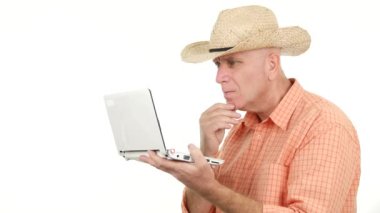 Çiftçi kullanmak Laptop sinir Gesticulating okunur kötü haber hayal kırıklığına işadamı.