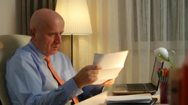 Prezentabl işadamı onay fatura ve ödemeler şirket borçları hesaplama.