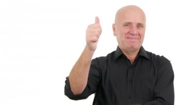 Gülümseyen ve gösterilen mutlu ve kendine güvenen bir işadamı zafer jest başparmak.