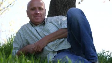 Kendine güvenen kişi mutlu ve rahat sunuda kamera isteyen