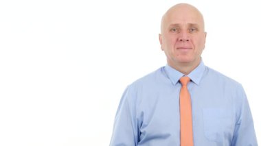 Mutlu işadamı gülümseyen işaret el işareti iyi iş aferin başparmak.