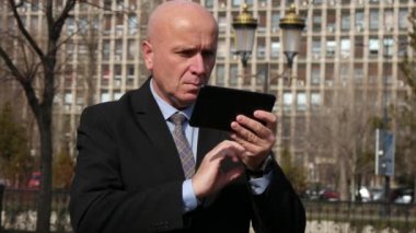 Mutlu el hareketi işadamı para kazanma iyi haber okuma kullanım Tablet heyecanlı.