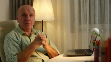 Oda Tv basın röportaj veren ofis prezentabl işadamı.