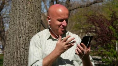 Adam yakışıklı-özgür ile sohbet Mobil Video Internet bağlantısı kullanarak iletişim kurma