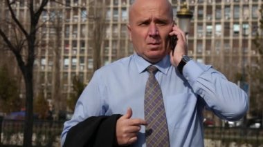 El hareketi ve cep telefonunuza tartışırken satış müdürü hücre konuşan işadamı işi.