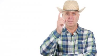 Çiftçi röportaj işaret parmağı ve başparmak yukarıya el hareketleri ile.