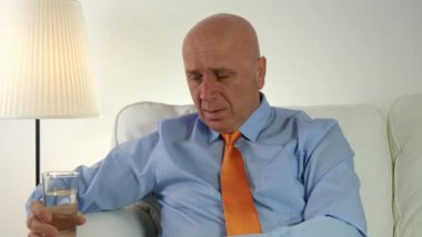 Baş ağrısı acı hap alarak işadamı yorgun ve ofis işi Overworked.