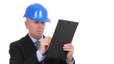 Businessm mühendis siyah takım elbise ve kask ile notlar alır bir Pano'da yazma.