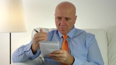 Meşgul işadamı yazma onun cüzdan finansal bilgileri.