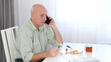 Tahriş olmuş işadamı cep telefonunuza konuşurken sinirli el hareketi