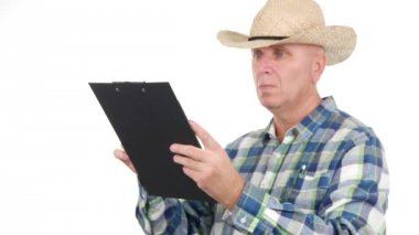 Kendine güvenen çiftçi çalışan bir pano içinde tarımsal veri yazma iş başında.