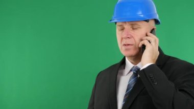 Mobil el hareketi açıklayan konuşan işadamı tartışmada odaklı mühendisi.