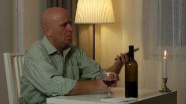 Yemek ve mobil restoranda kullanarak konuşan işadamı. 