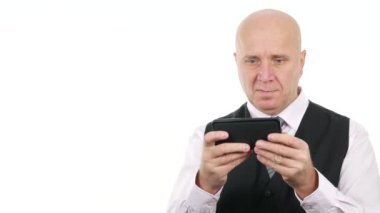 Tablet iyi haber okumaya hevesli işadamı zafer el hareketleri.