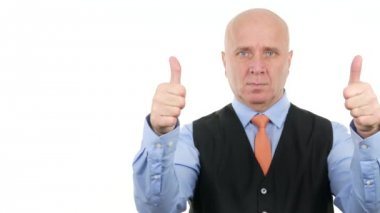 Ciddi iş adamı sunum yapmak çift başparmak yukarıya iyi iş el hareketleri.