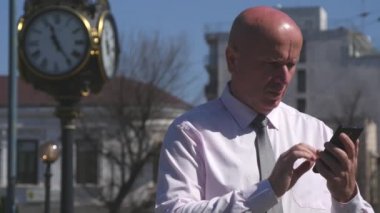 Kendine güvenen işadamı Downtown konuşan dış Office iş kavramı hücre.