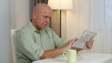Hayal kırıklığına işadamı finansal kötü haber ile sabah gazete okuma.